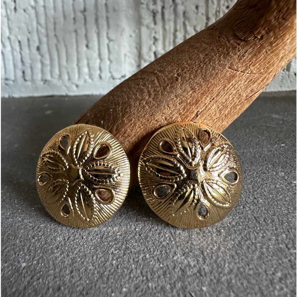 Vintage gold sand dollar clip on earrings. 1”